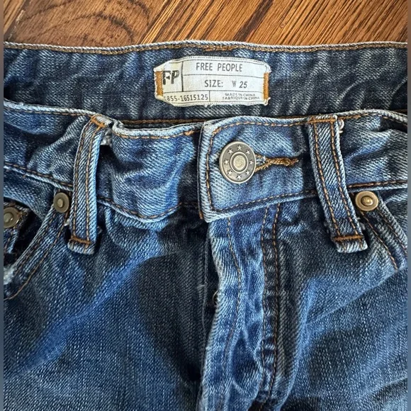 Free People Blue Denim Women Shorts 100% cotton mini with frayed edges size 25 - Picture 3 of 5